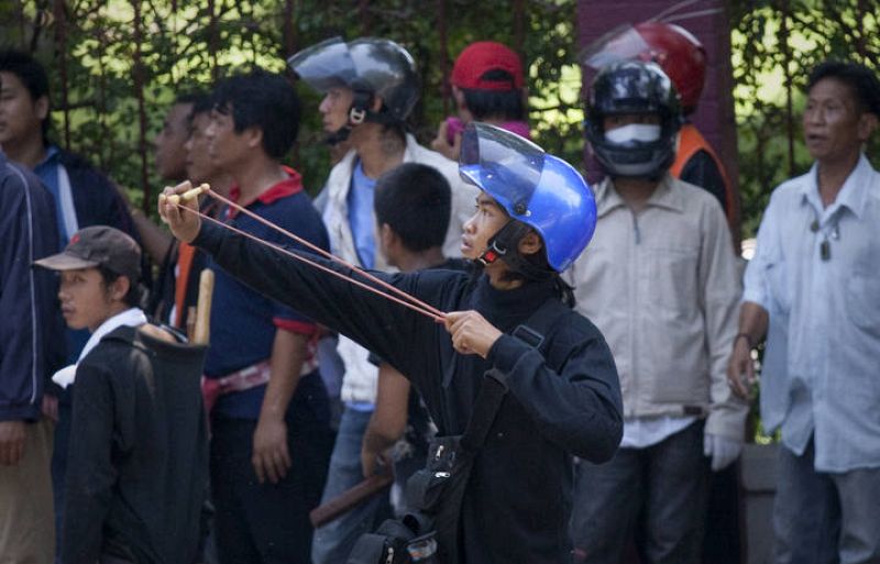 Los manifestantes emplean todos los medios para enfrentarse al ejército