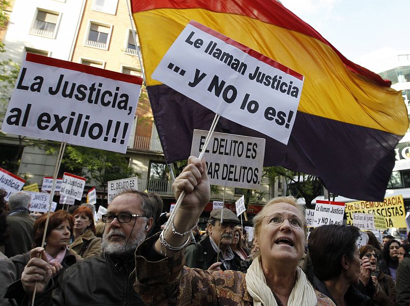 Centenares de manifestantes protestan por la suspensión cautelar del juez de la Audiencia Nacional Baltasar Garzón, con pancartas como "le llaman justicia...y no lo es".