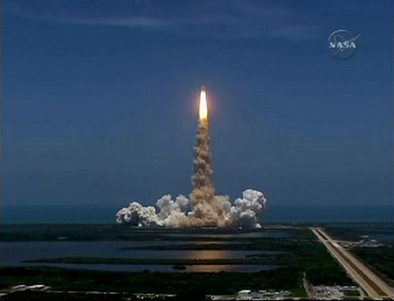 Imagen de NASA TV del momento del despegue del Transbordador Atlantis