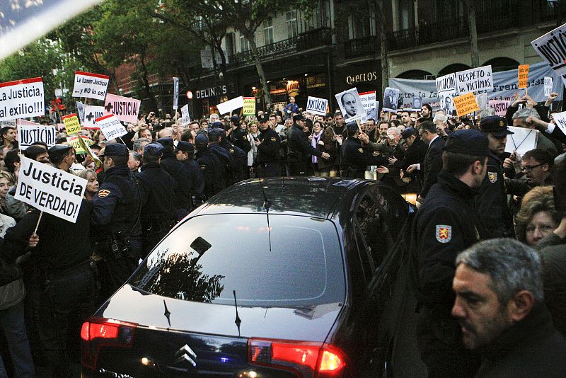 SALIDA JUEZ BALTASAR GARZÓN DE AUDIENCIA NACIONAL