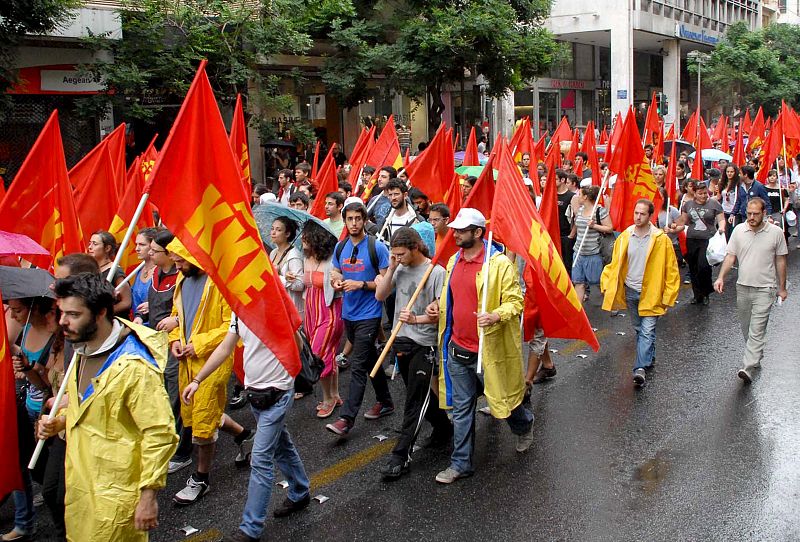 MIEMBROS DEL PARTIDO COMUNISTA GRITAN DURANTE UNA PROTESTA EN EL CENTRO DE ATENAS