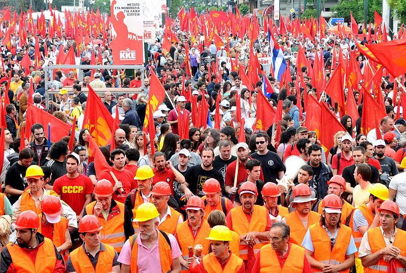 MIEMBROS DEL PARTIDO COMUNISTA GRITAN DURANTE UNA PROTESTA EN EL CENTRO DE ATENAS