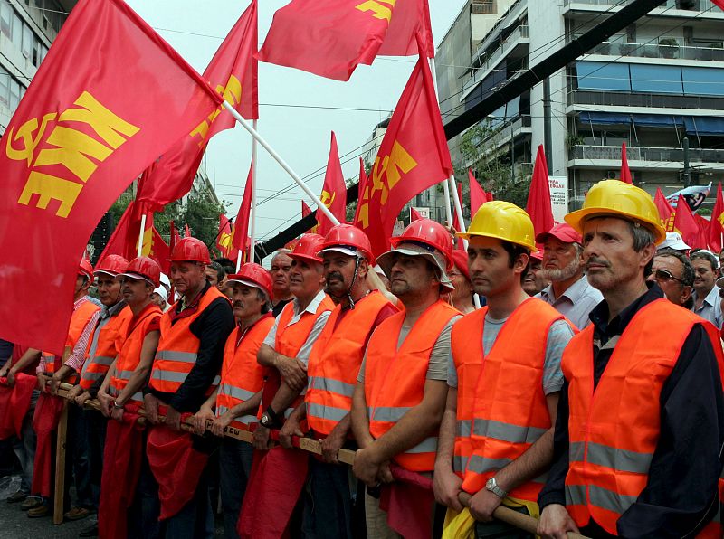 MIEMBROS DEL PARTIDO COMUNISTA GRITAN DURANTE UNA PROTESTA EN EL CENTRO DE ATENAS