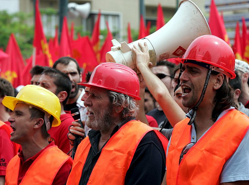 MIEMBROS DEL PARTIDO COMUNISTA GRITAN DURANTE UNA PROTESTA EN EL CENTRO DE ATENAS