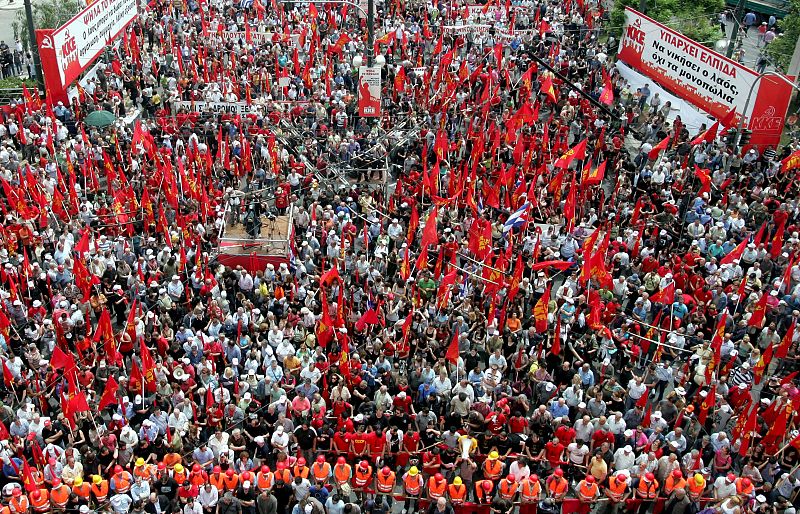 MIEMBROS DEL PARTIDO COMUNISTA GRITAN DURANTE UNA PROTESTA EN EL CENTRO DE ATENAS