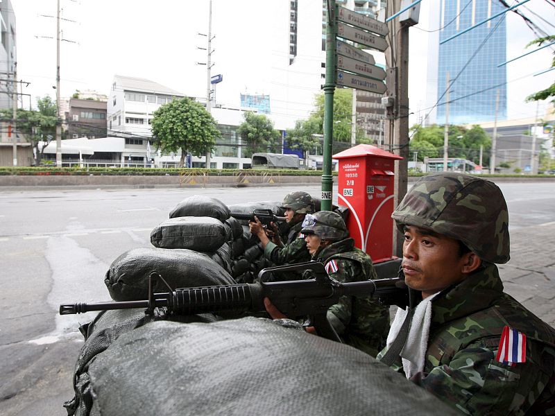 EL GOBIERNO TAILANDÉS CONSIDERA DECLARAR EL TOQUE DE QUEDA EN BANGKOK