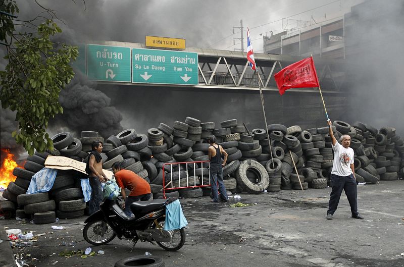 EL GOBIERNO TAILANDÉS CONSIDERA DECLARAR EL TOQUE DE QUEDA EN BANGKOK