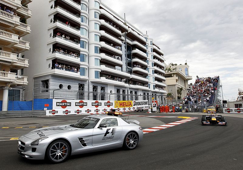 El 'safety car' dirige a los pilotos durante el Gran Premio, tras el accidente del Hulkenberg.