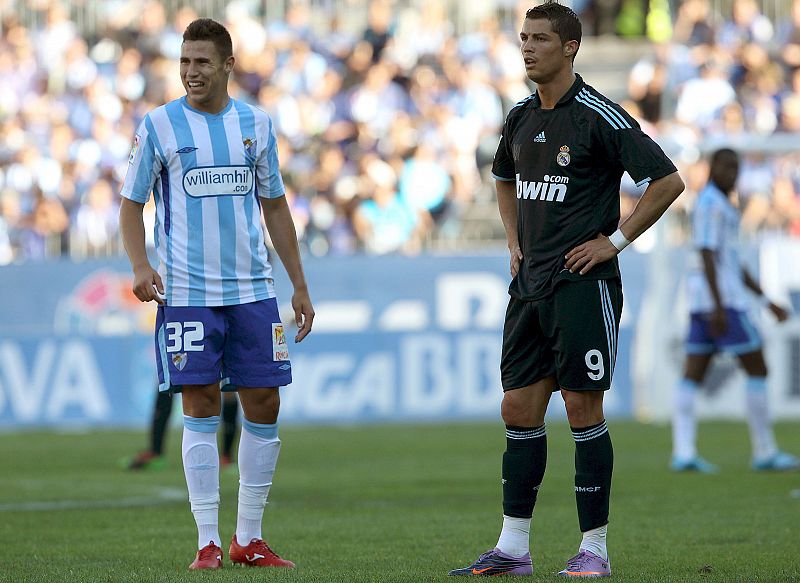 El delantero portugués del Real Madrid, Cristiano Ronaldo y el defensa del Málaga Iván González, en el último partido de Liga.