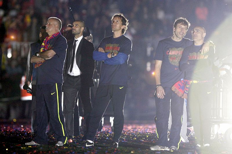 El cuerpo técnico del FC Barcelona, con el entrenador Josep Guardiola (2i), en un momento de los actos