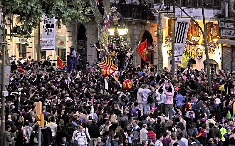 Nada más terminar el encuentro, e incluso minutos antes, se congregó la gente en la plaza de Canaletas.