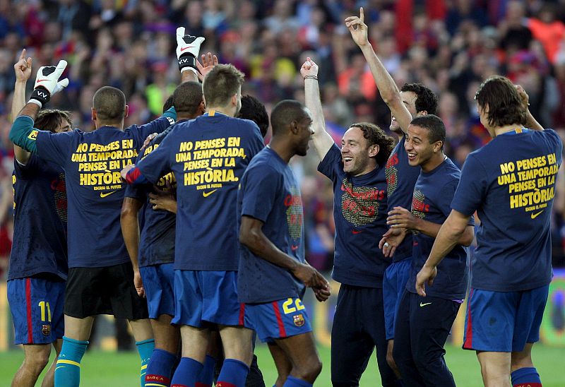 Los jugadores han lucido en la fiesta sobre el césped del Camp Nou una camiseta conmemorativa.