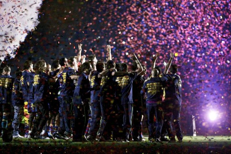 Los colores azul y grana han teñido el cielo de Barcelona sobre el Camp Nou.