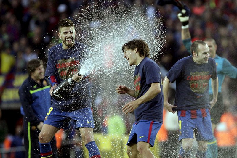 El champán ha regado el césped del Camp Nou en la fiesta de los jugadores.