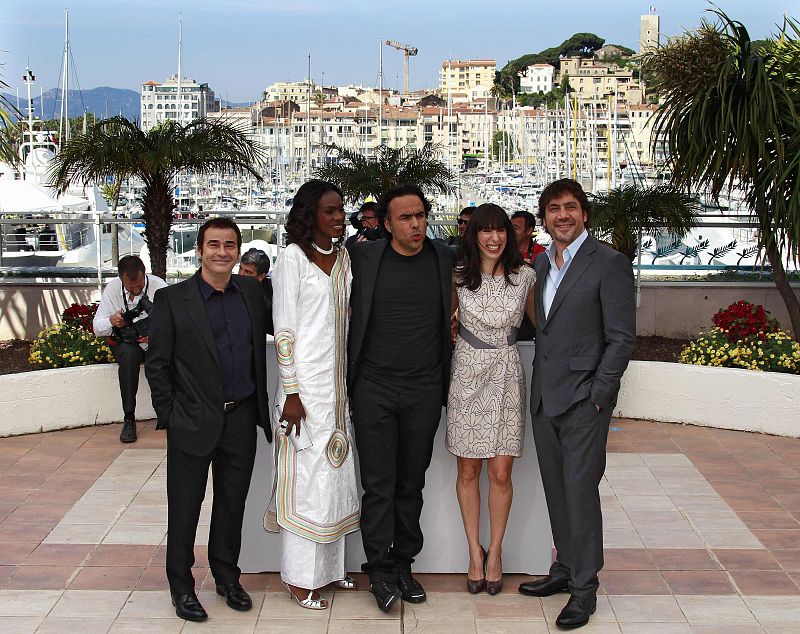 El equipo de 'Biutiful' presenta la película en Cannes. De izquierda a derecha, Eduard Fernandez, Diaryatou Daff, González Iñárritu, Maricel Alvarez y Javier Bardem