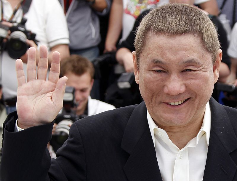 Takeshi Kitano saluda a la prensa durante la presentación de su nueva película 'Outrage' en Cannes