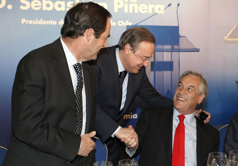 El presidente de Chile, Sebastián Piñera (d), es saludado por el presidente del Congreso, José Bono (i), y el presidente de ACS, Florentino Pérez (c) durante el almuerzo-coloquio organizado por el Foro de la Nueva Economía en Madrid.