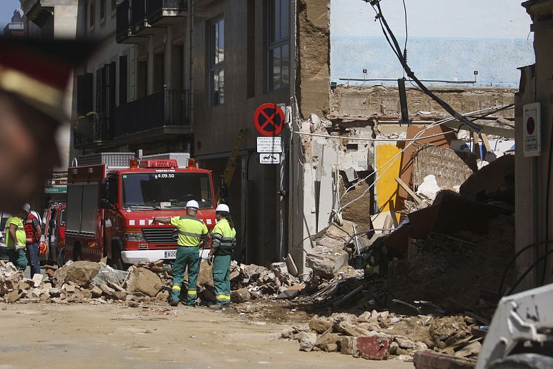 BOMBEROS REGISTRAN LOS ESCOMBROS EDIFICIOS DE MATARÓ PARA DESCARTAR VÍCTIMAS