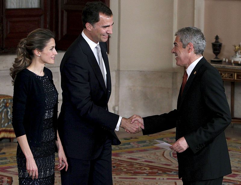 Los Príncipes no han recibido a los invitados en los salones habitualmente empleados por Sus Majestades sino que les han esperado, como al primer ministro de Portugal, José Sócrates, en el más cercano a la entrada de Palacio, el Salón de Alabarderos.