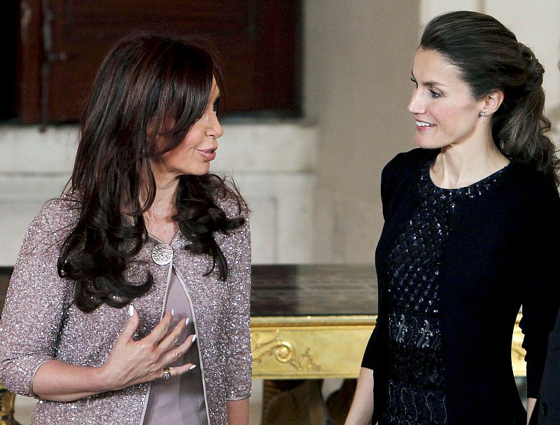 La Princesa Letizia conversa con la presidenta de Argentina y actual presidente de Mercosur, Cristina Fernández de Kirchner.