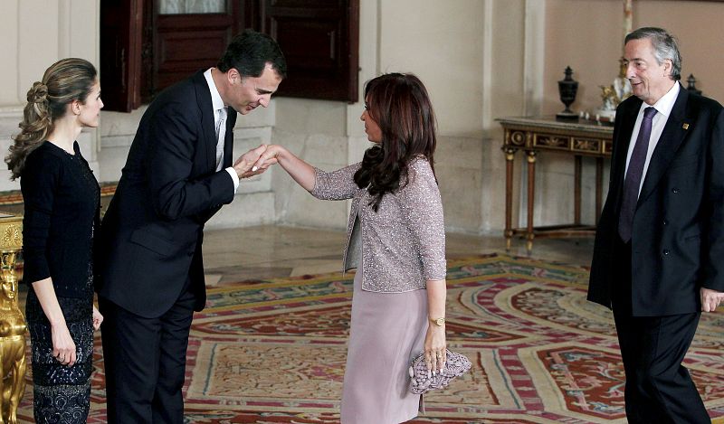 Los Príncipes de Asturias saludan a la presidenta de Argentina, Cristina Fernández de Kirchner, y a su esposo, Néstor Kirchner (17/05/2010)