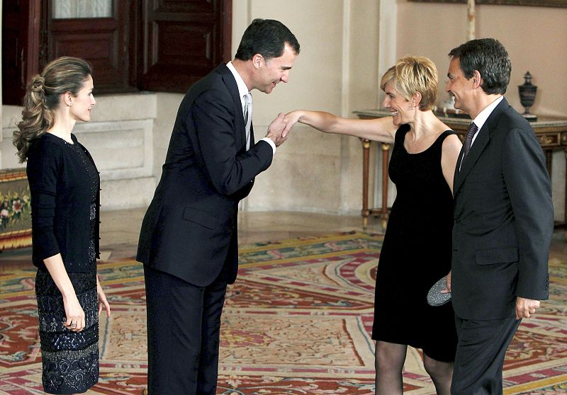 Los Príncipes de Asturias saludan al presidente del Gobierno, José Luis Rodríguez Zapatero, y su esposa, Sonsoles Espinosa, a su llegada al Palacio Real donde Sus Altezas ofrecen una cena a los jefes de Estado y de Gobierno