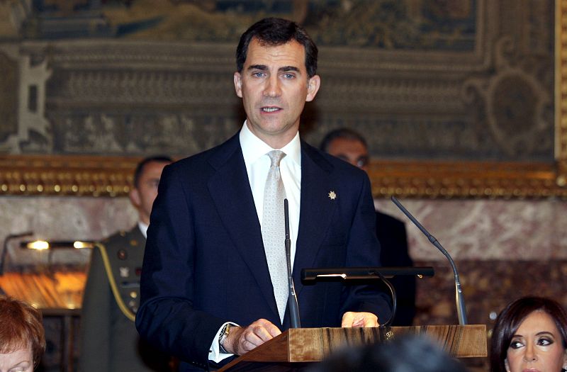 El príncipe Felipe pronuncia unas palabras durante la cena