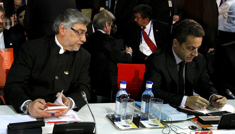 El presidente de Paraguay, Fernando Lugo y el presidente de Francia, Nicolás Sarkozy, durante la sesión plenaria.
