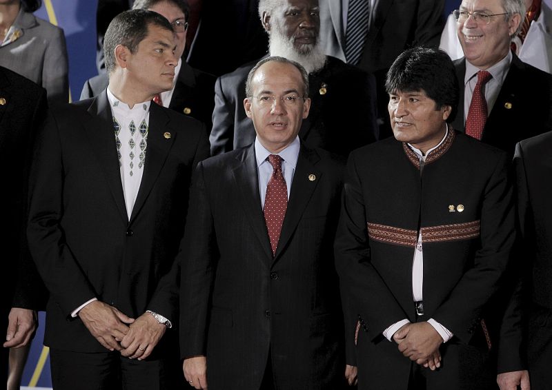 El presidente de Ecuador, Rafael Correa posa en la fotot de familia de los asistentes a la cumbre junto a los presidentes de  México y Bolivia, Felipe Calderón y Evo Morales.