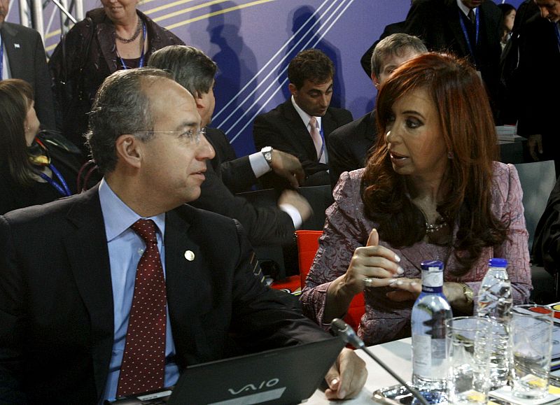 Los presidentes de México y Argentina, Felipe Calderón y Cristina Fernández de Kirchner, durante la sesión plenaria de la Cumbre UE-América Latina-Caribe, que se celebra este martes en el Recinto Ferial Juan Carlos I (IFEMA).