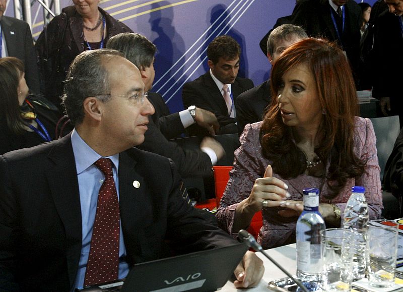Los presidentes de México y Argentina, Felipe Calderón y Cristina Fernández de Kirchner, durante la sesión plenaria de la Cumbre UE-América Latina-Caribe, que se celebra este martes en el Recinto Ferial Juan Carlos I (IFEMA).