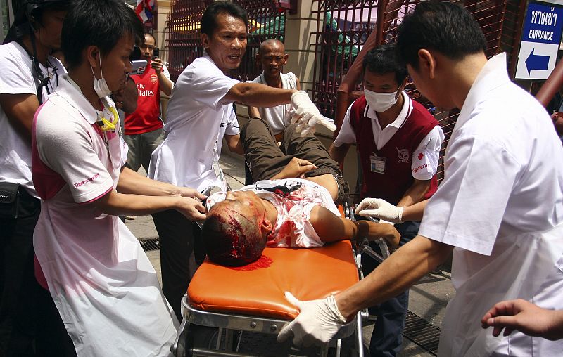 Servicios médicos rescatan a uno de los "camisas rojas" heridos