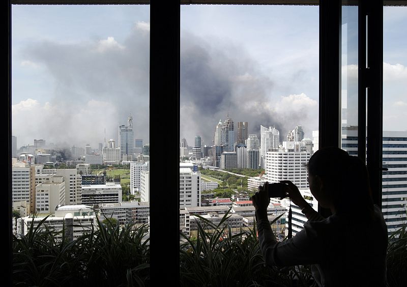 Vista del fuego y humo que ha tomado las calles de Bangkok