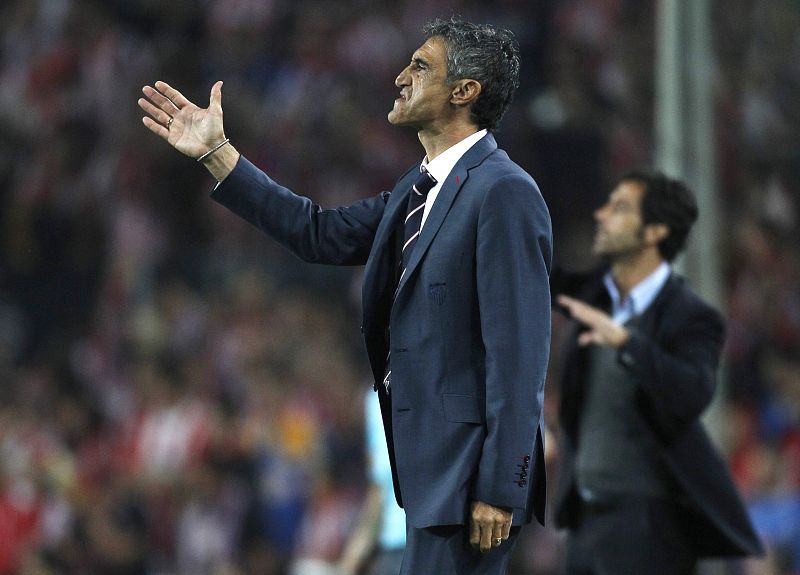 Sevilla's coach Alvarez gestures during their King's Cup final soccer match against Atletico Madrid at Nou Camp stadium in Barcelona