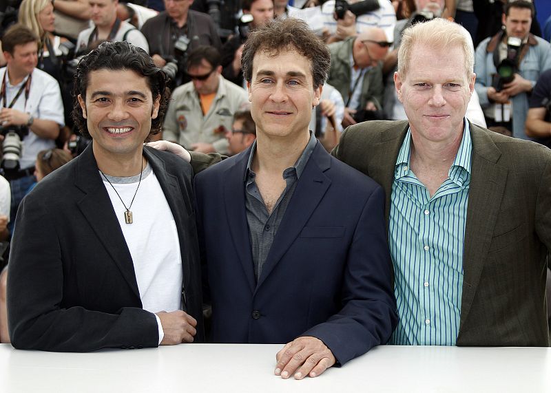 Doug Liman posa con otros protagonistas de su película 'Fair Game', los actores Khaled Nabawy y Noah Emmerich