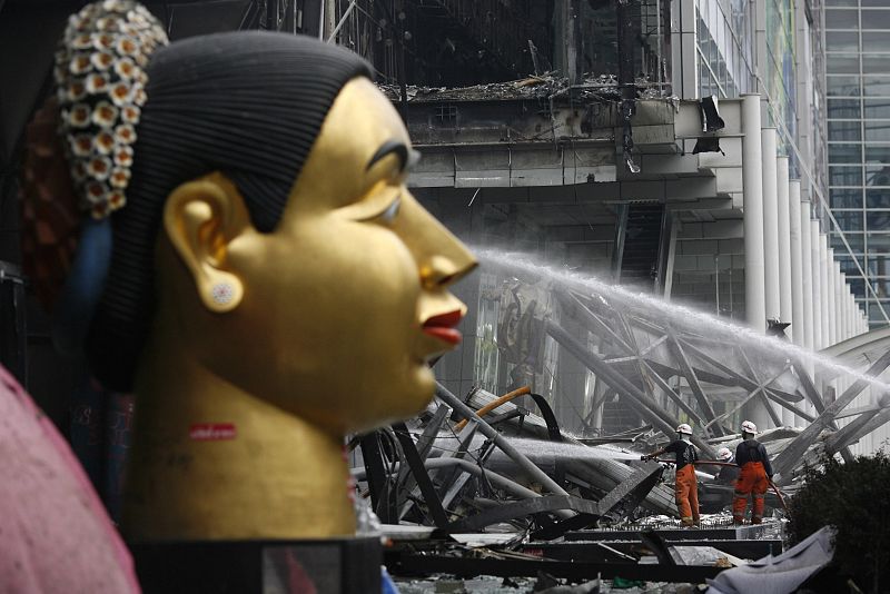 Uno de los centros comerciales que fueron incendiados por los "camisas rojas"