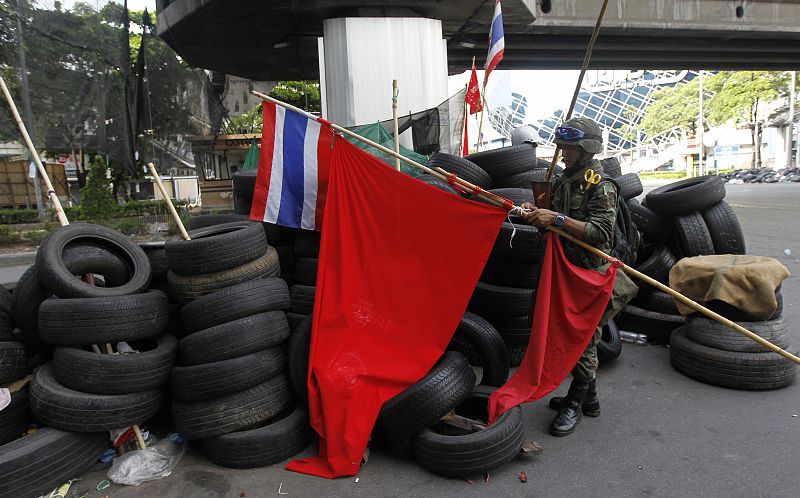 Los soldados terminan con las barricadas de bambú y neumáticos creadas por los "camisas rojas"