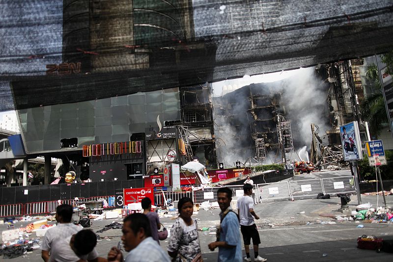 Vista del centro comercial incendiado el pasado miércoles