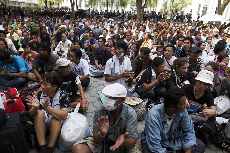 Los "camisas rojas" aplauden tras ser desalojados del templo en el que se encontraban