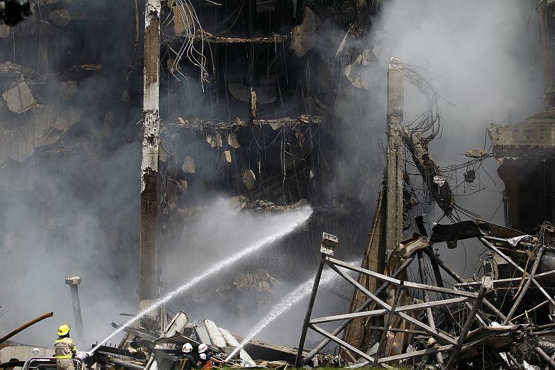 Los bomberos tratan de acabar con el fuego en los comercios de la ciudad