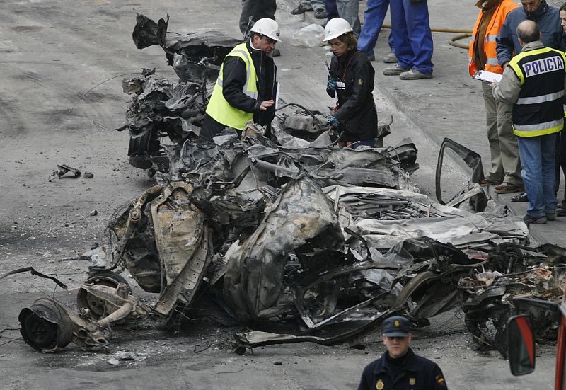 Investigadores examinan los restos de la furgoneta bomba que ETA explotó en la T-4 el 30 de diciembre de 2006