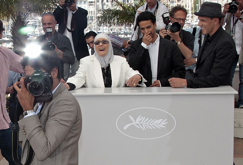 El actor Jamel Debbouze saca fotos a los periodistas en Cannes, ante la presencia de los otros miembros del reparto de 'Hors La Loi' Chafia Boudraa (2nd  L), Sami Bouajila (2nd R) y Roschdy Zem