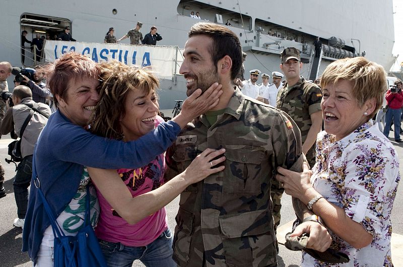 Varias mujeres, muy contentas, saludan a uno de los tripulantes del buque  "Castilla"