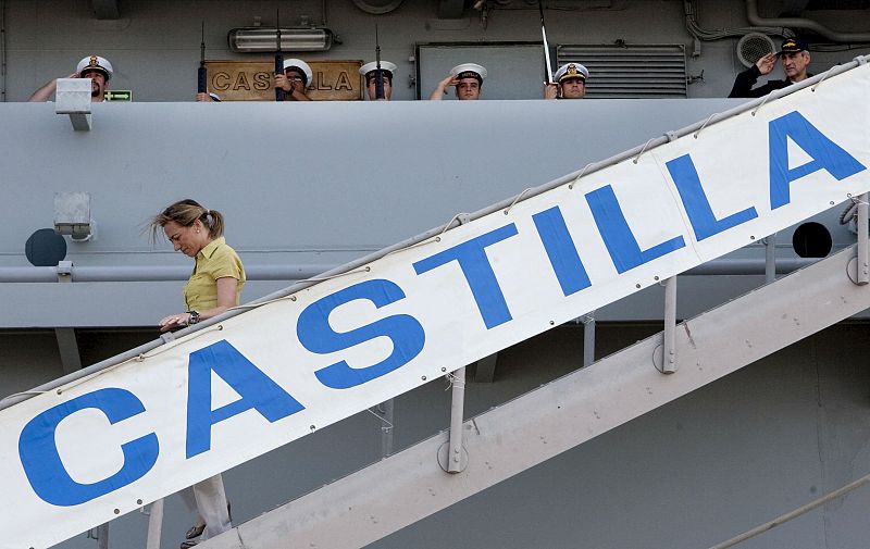 La ministra de Defensa, Carme Chacón, baja las escalerillas del buque "Castilla".