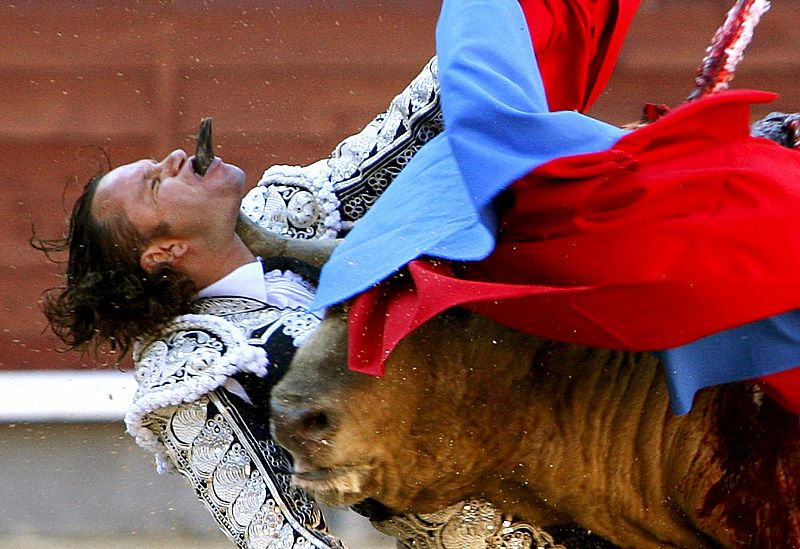 JULIO APARICIO HERIDO EN EL CUELLO POR EL PRIMER TORO