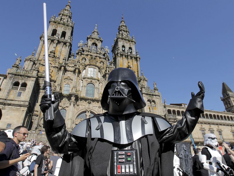 DARTH VADER PASA REVISTA AL EJÉRCITO IMPERIAL EN LA PLAZA DEL OBRADOIRO