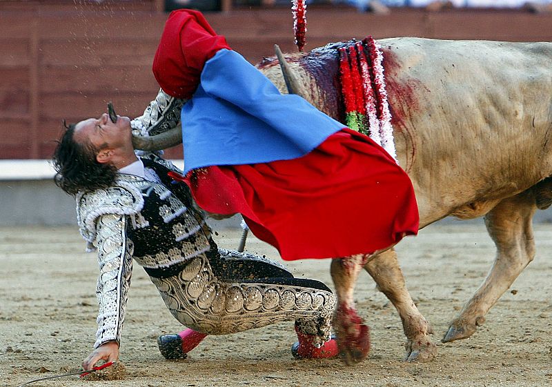 JULIO APARICIO HERIDO EN EL CUELLO POR EL PRIMER TORO