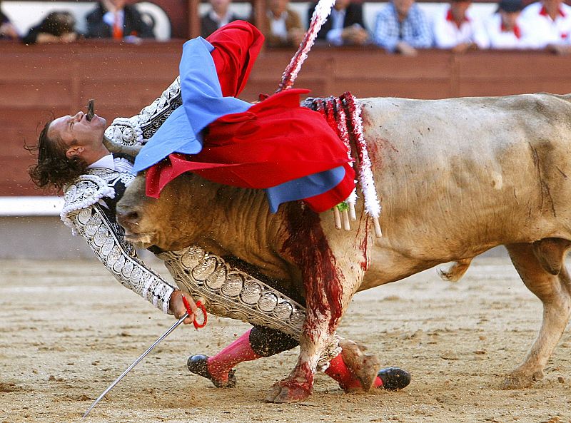 JULIO APARICIO HERIDO EN EL CUELLO POR EL PRIMER TORO