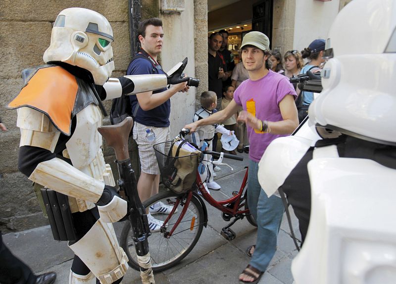 DARTH VADER PASA REVISTA AL EJÉRCITO IMPERIAL EN LA PLAZA DEL OBRADOIRO