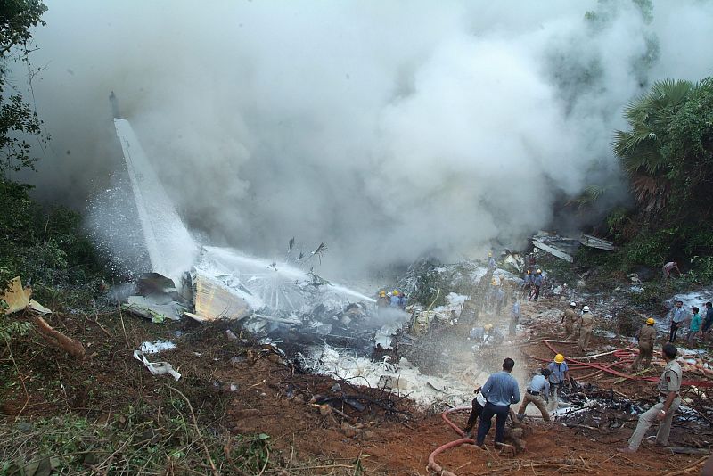 AL MENOS 60 MUERTOS EN UN ACCIDENTE DE AVIÓN EN EL SUROESTE DE LA INDIA